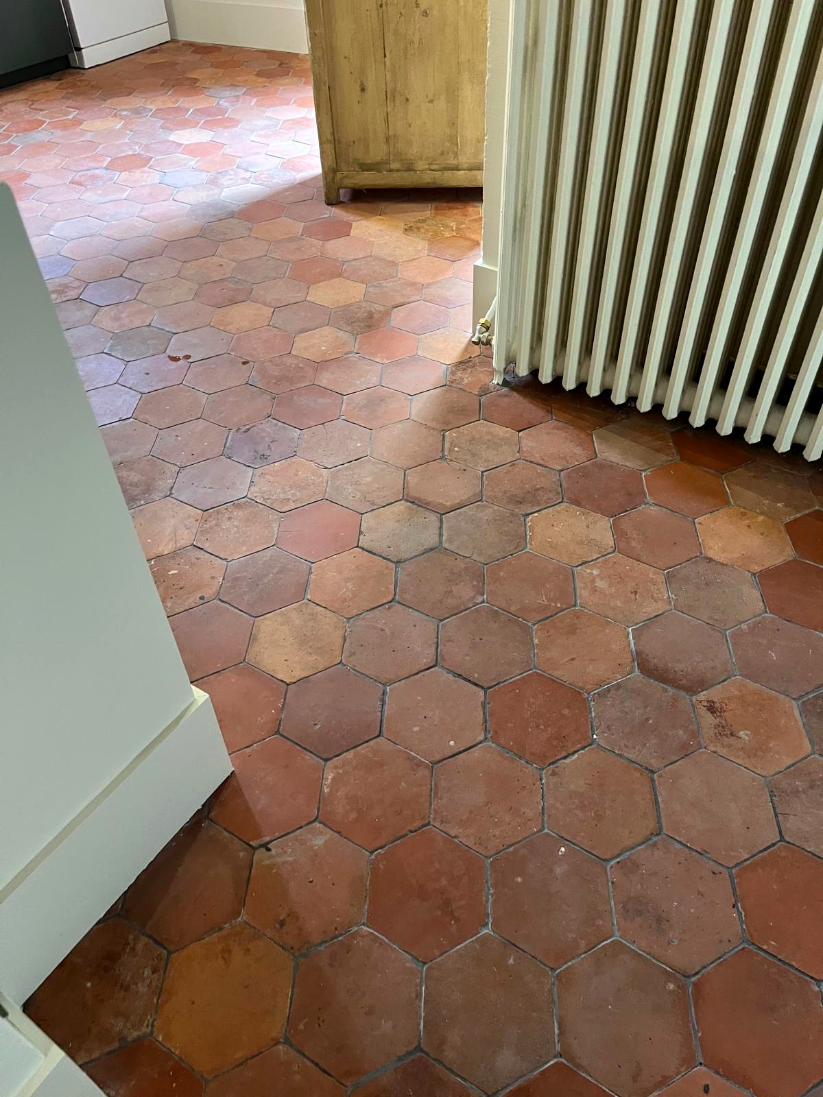 Détail d'un sol en tomettes hexagonales aux nuances de terre cuite — chantier CAREN