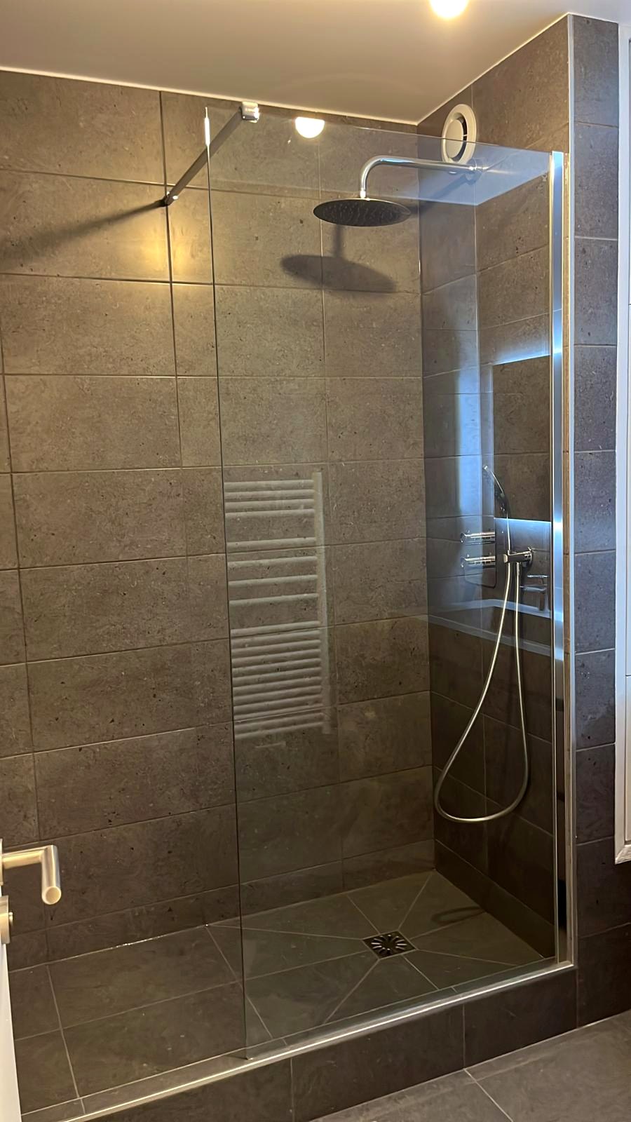 Douche avec carrelage gris, paroi vitrée et sèche-serviettes — chantier CAREN